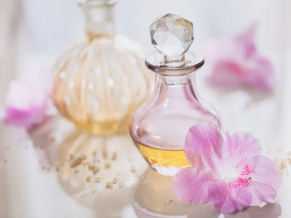 Botellas de bodegón Spa con perfume y aceites aromáticos rodeadas —  Fotos de Stock