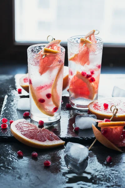 Grapefruit and pomegranate cocktail or mocktail, refreshing summ — Stock Photo, Image