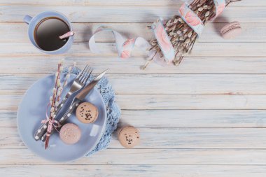 Paskalya sofra söğüt dalları ve çatal bıçak takımı