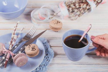 Paskalya sofra söğüt dalları ve çatal bıçak takımı