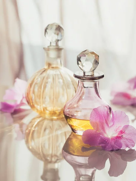 Botellas de bodegón Spa con perfume y aceites aromáticos rodeadas — Foto de Stock