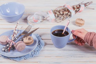 Paskalya sofra söğüt dalları ve çatal bıçak takımı