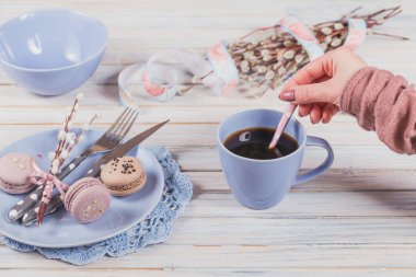 Paskalya sofra söğüt dalları ve çatal bıçak takımı