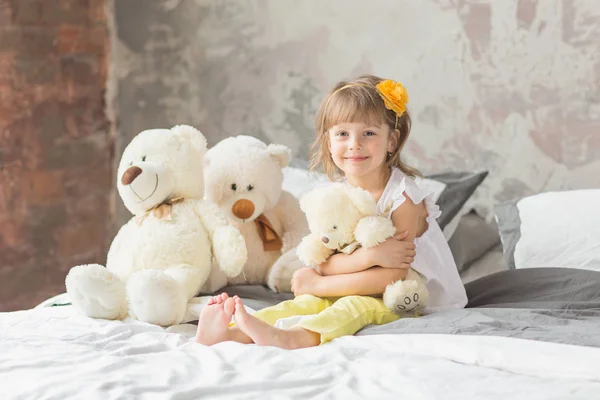 Retrato de niña divirtiéndose sentada y jugando con un Ted — Foto de Stock