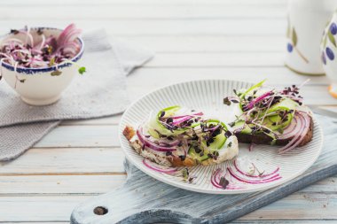 Sağlıklı vejetaryen bruschettas ekmek, mikro yeşillik, peynir ile,