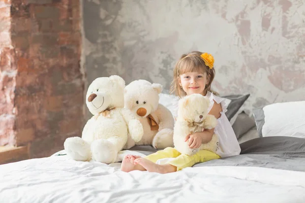 Retrato de niña divirtiéndose sentada y jugando con un Ted — Foto de Stock