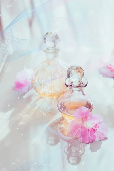 Botellas de bodegón Spa con perfume y aceites aromáticos rodeadas — Foto de Stock