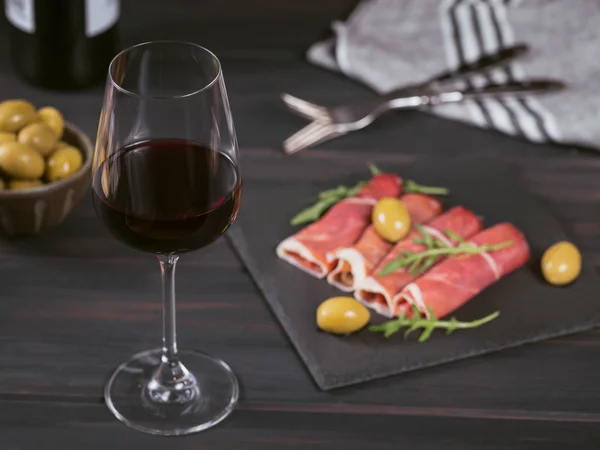 Copa de vino tinto con rodajas de jamón curado o jamón serr español —  Fotos de Stock