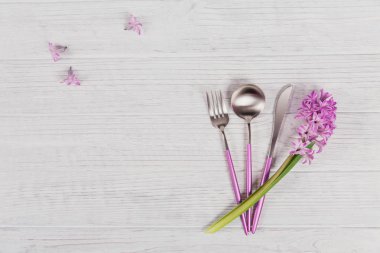 Mor sümbül çiçeği ve keten ile pembe rustik masa ayarı 