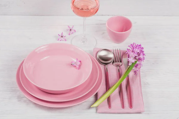 stock image Pink rustic place setting with purple hyacinth flower and linen 