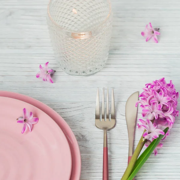 Розовый деревенский стол с фиолетовым гиацинтом цветок, свечи — стоковое фото
