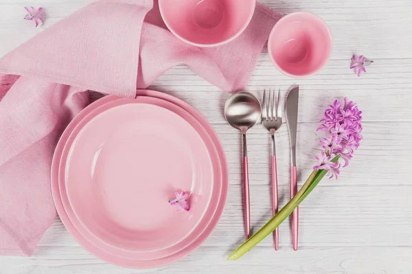 Розовый деревенский место установки с фиолетовым гиацинтом цветок и постельное белье — стоковое фото