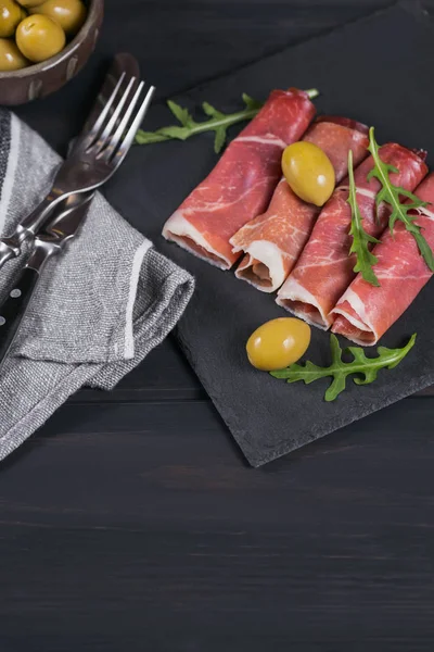 Piatto di pietra nera con fette di prosciutto crudo o marmellata spagnola — Foto Stock