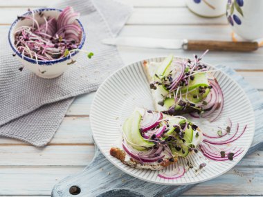 Sağlıklı vejetaryen bruschettas ekmek, mikro yeşillik, peynir ile,