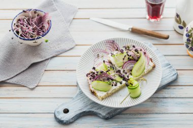 Sağlıklı vejetaryen bruschettas ekmek, mikro yeşillik, peynir ile,