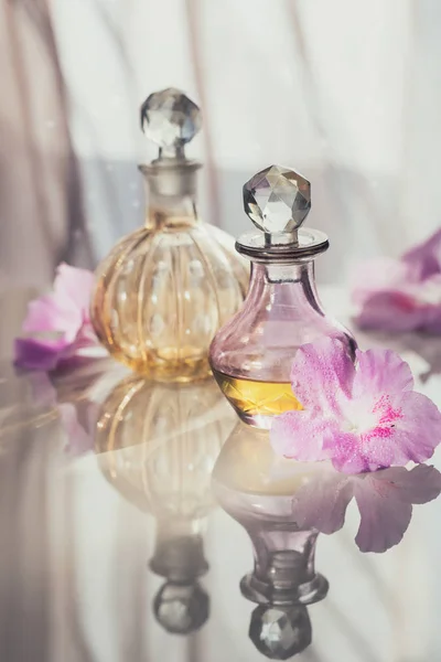 Spa ainda vida com frascos de perfume e óleos aromáticos cercados — Fotografia de Stock