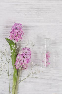 Taze mor sümbül çiçek ve şişetl soyut kompozisyon