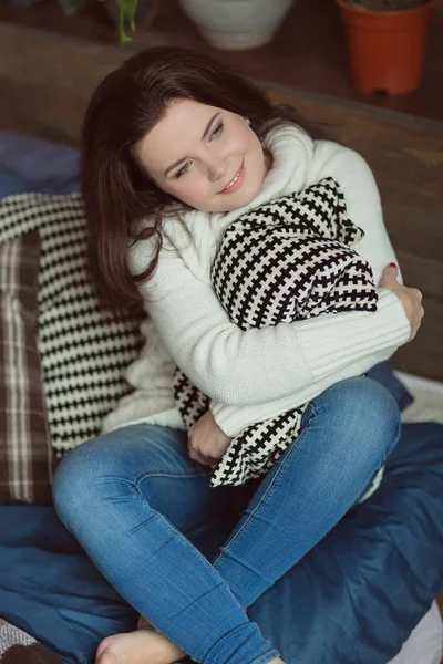 Retrato de una joven soñadora con almohada en las manos — Foto de Stock