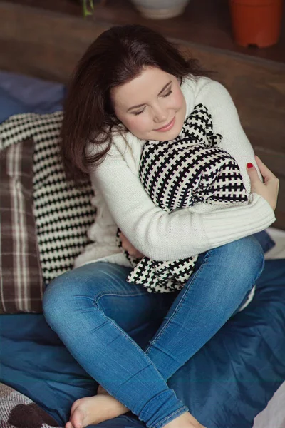 Retrato de una joven soñadora con almohada en las manos —  Fotos de Stock