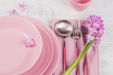 Mor sümbül çiçekler, keten na ile pembe rustik masa ayarı