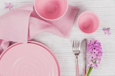 Mor sümbül çiçek ve keten ile pembe rustik yer ayarı 