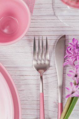 Mor sümbül çiçekler, keten na ile pembe rustik masa ayarı