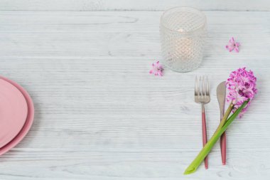 Mor sümbül çiçek ile pembe rustik masa ayarı, mumlar bir