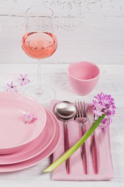 Mor sümbül çiçekler, keten na ile pembe rustik masa ayarı