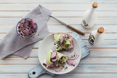 Sağlıklı vejetaryen bruschettas ekmek, mikro yeşillik, peynir ile,