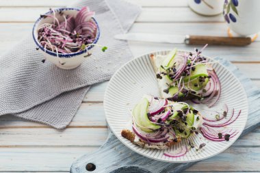 Sağlıklı vejetaryen bruschettas ekmek, mikro yeşillik, peynir ile,