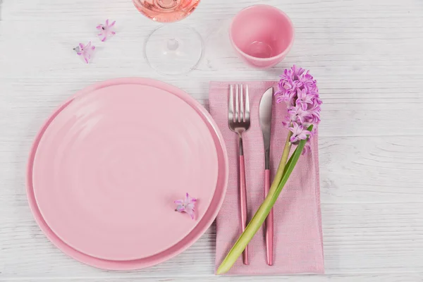 Розовый деревенский место установки с фиолетовым гиацинтом цветок и постельное белье — стоковое фото