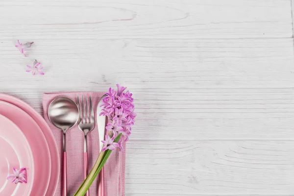 보라색 히 아 신 히 야신 꽃과 리넨이 있는 핑크 소박한 장소 설정 — 스톡 사진