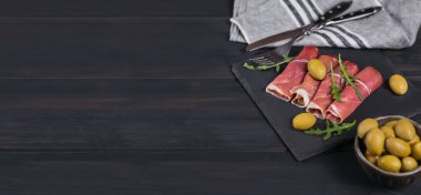 Jambon veya Ispanyol Jamon se dilim ile siyah taş tabağı