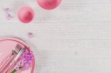 Mor sümbül çiçeği ve keten ile pembe rustik masa ayarı 