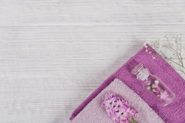 Pembe Sümbüller çiçek, havlu ve Amba soyut kompozisyon