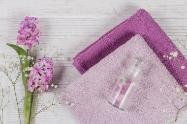 Pembe Sümbüller çiçek, havlu ve Amba soyut kompozisyon