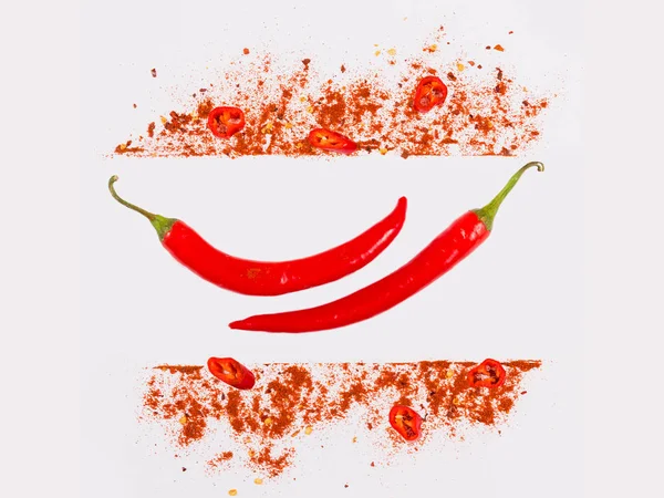 Syrové čerstvé organické, červená paprika vločky a sušených mletých chili pepp — Stock fotografie