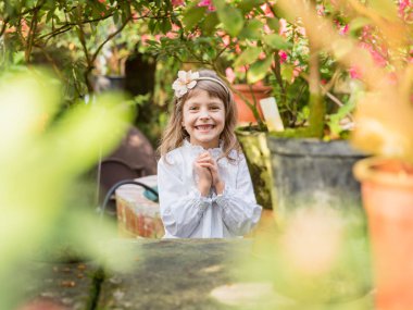 Sulama tesisleri ve serada Bahçe küçük kız yardımcı olur
