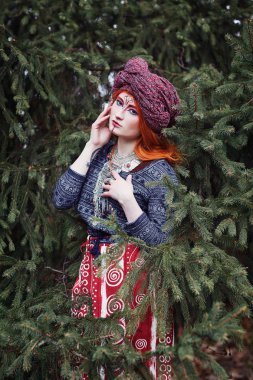 Savurgan Kızıl saçlı kadın etnik Ulusal elbise dans veya po