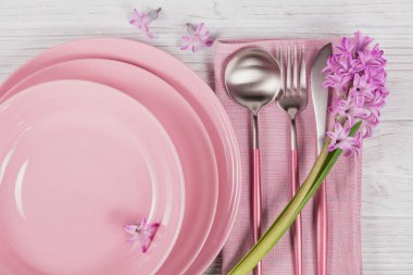 Mor sümbül çiçek ve keten ile pembe rustik yer ayarı 