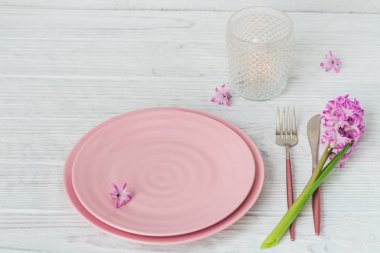 Mor sümbül çiçek ile pembe rustik masa ayarı, mumlar bir