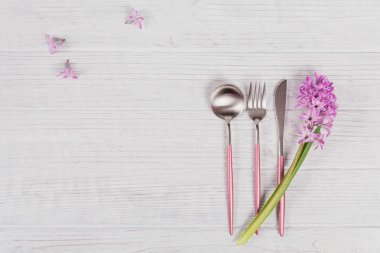 Mor sümbül çiçek ve keten ile pembe rustik yer ayarı 