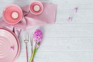 Mor sümbül çiçek ile pembe rustik yer ayarı, mumlar bir