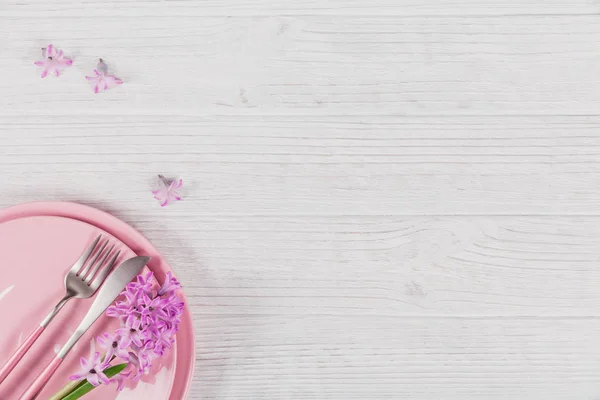 Ροζ ρουστίκ μέρος ρύθμιση με μωβ λουλούδι άβολον και λινό — Φωτογραφία Αρχείου