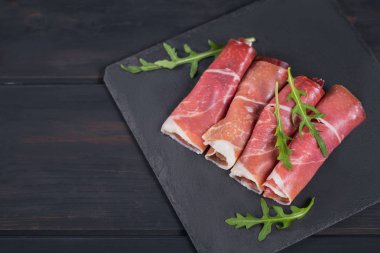 Jambon veya Ispanyol Jamon se dilim ile siyah taş tabağı