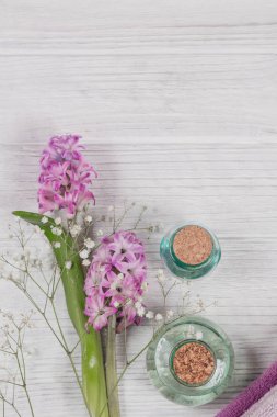 Pembe Sümbüller çiçek, havlu ve Amba soyut kompozisyon