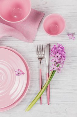 Mor sümbül çiçeği ve keten ile pembe rustik masa ayarı 