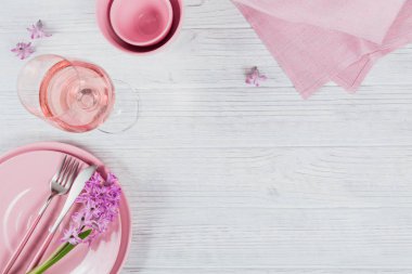 Mor sümbül çiçekler, keten na ile pembe rustik masa ayarı