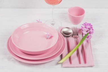 Mor sümbül çiçek ve keten ile pembe rustik yer ayarı 