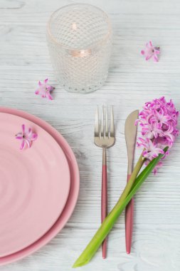 Mor sümbül çiçek ile pembe rustik yer ayarı, mumlar bir